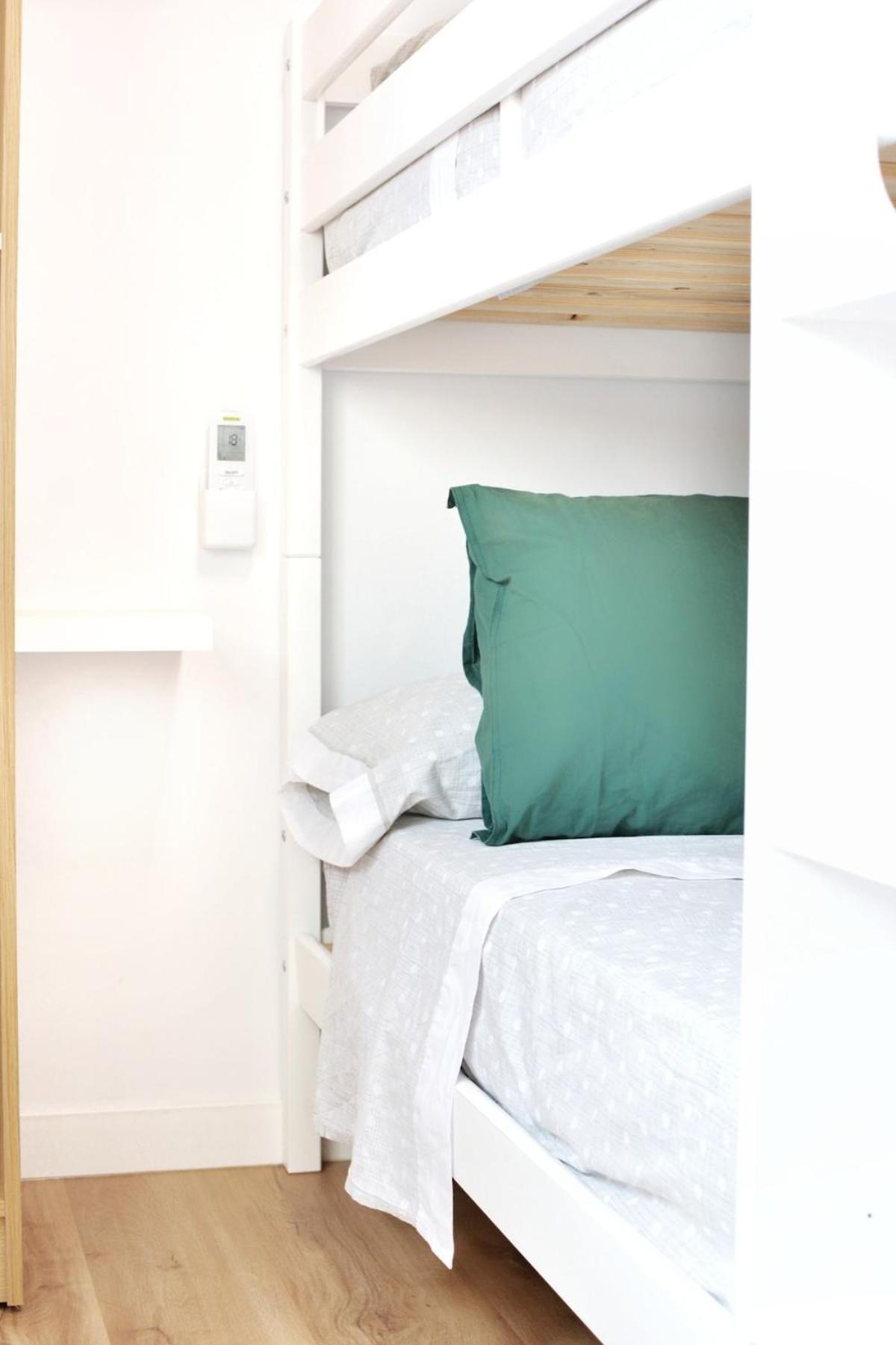 Stunning New Apt, 1min, 2br, Parking Apartment