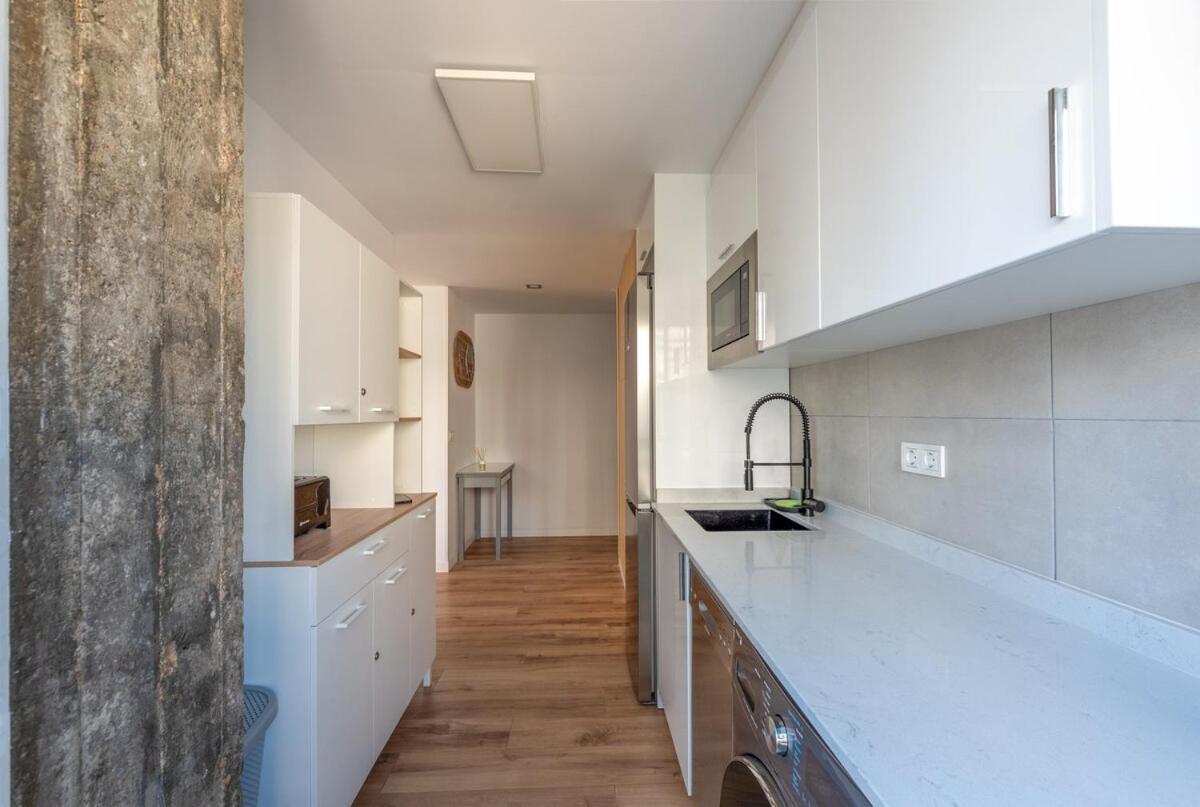 Stunning New Apt, 1min, 2br, Parking Apartment *
