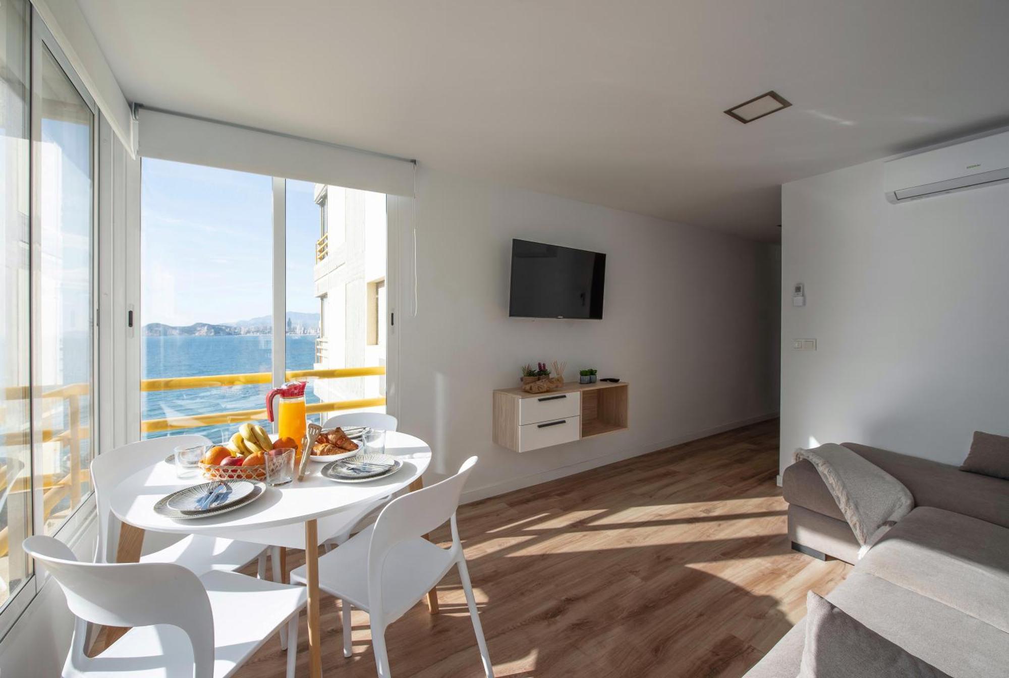 Stunning New Apt, 1min, 2br, Parking Apartment *