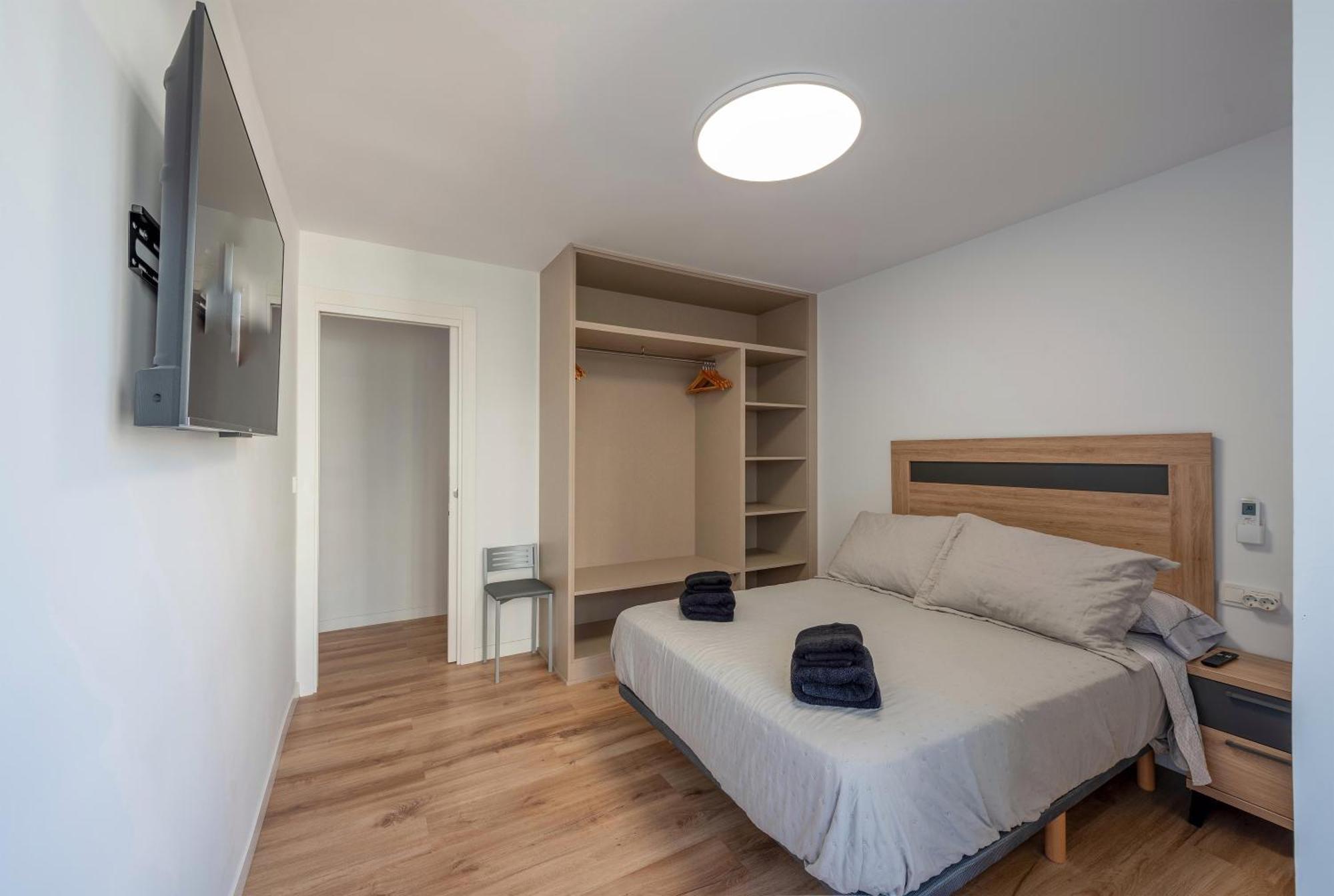 Stunning New Apt, 1min, 2br, Parking Apartment